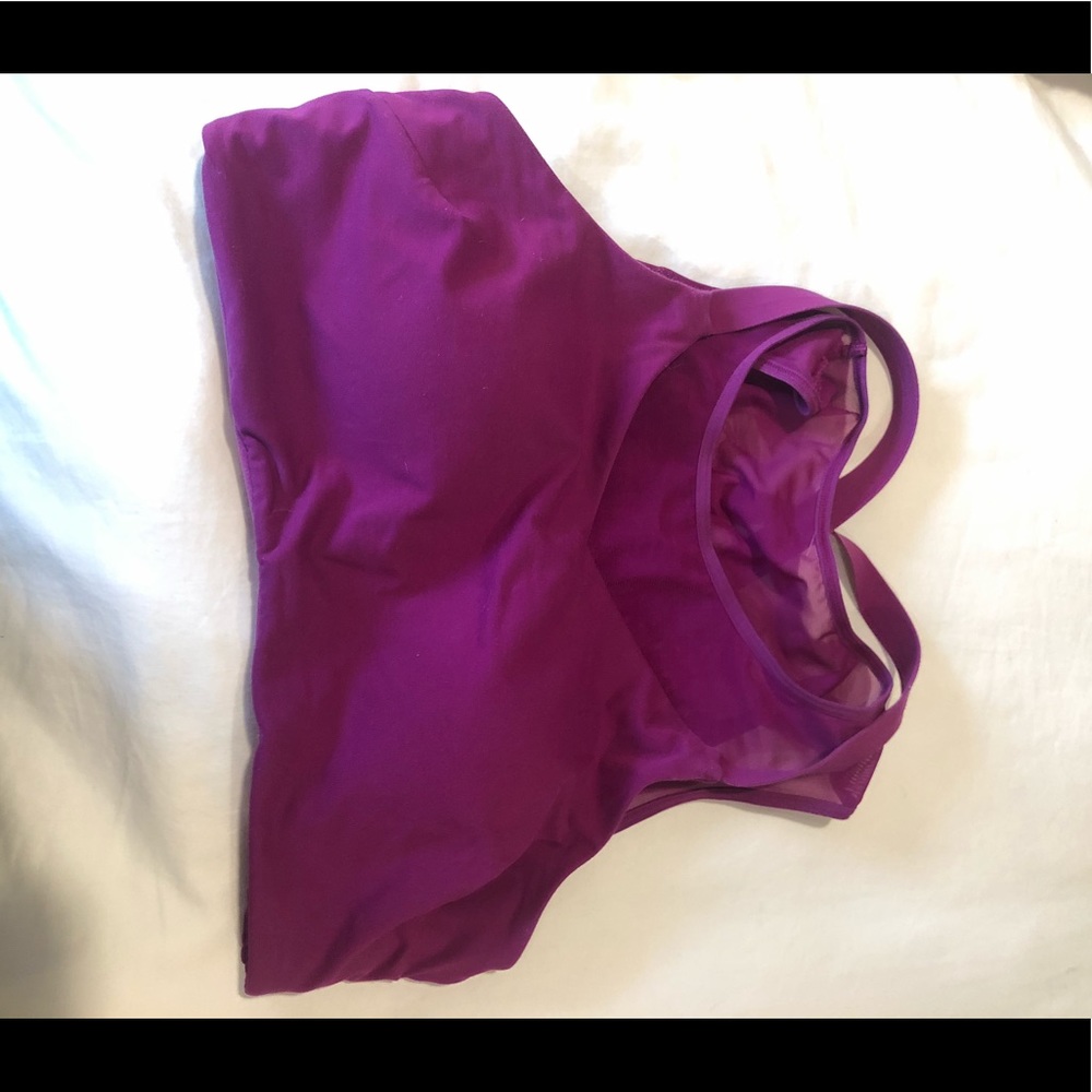 Athlete high neckline/support sports bra.